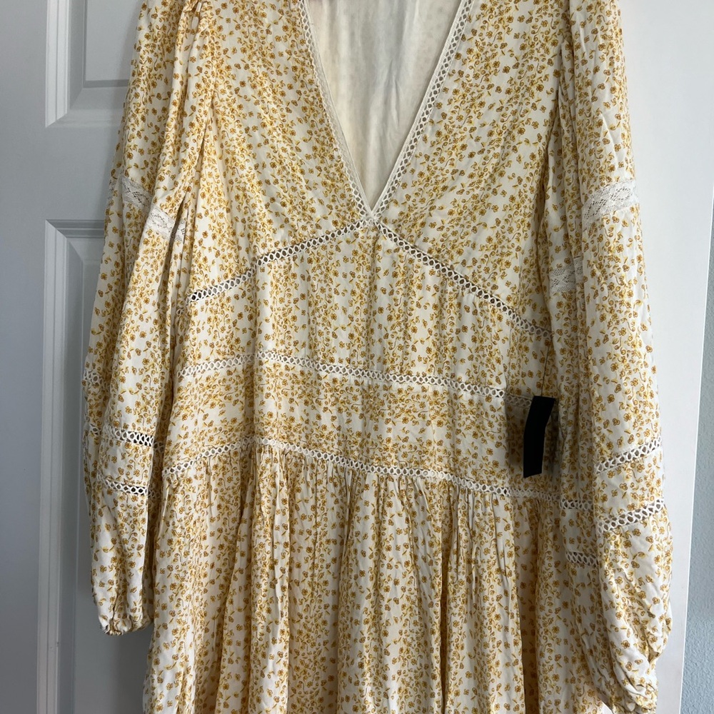 Cute casual dress that I bought for a wedding shower - Picture 2 of 5